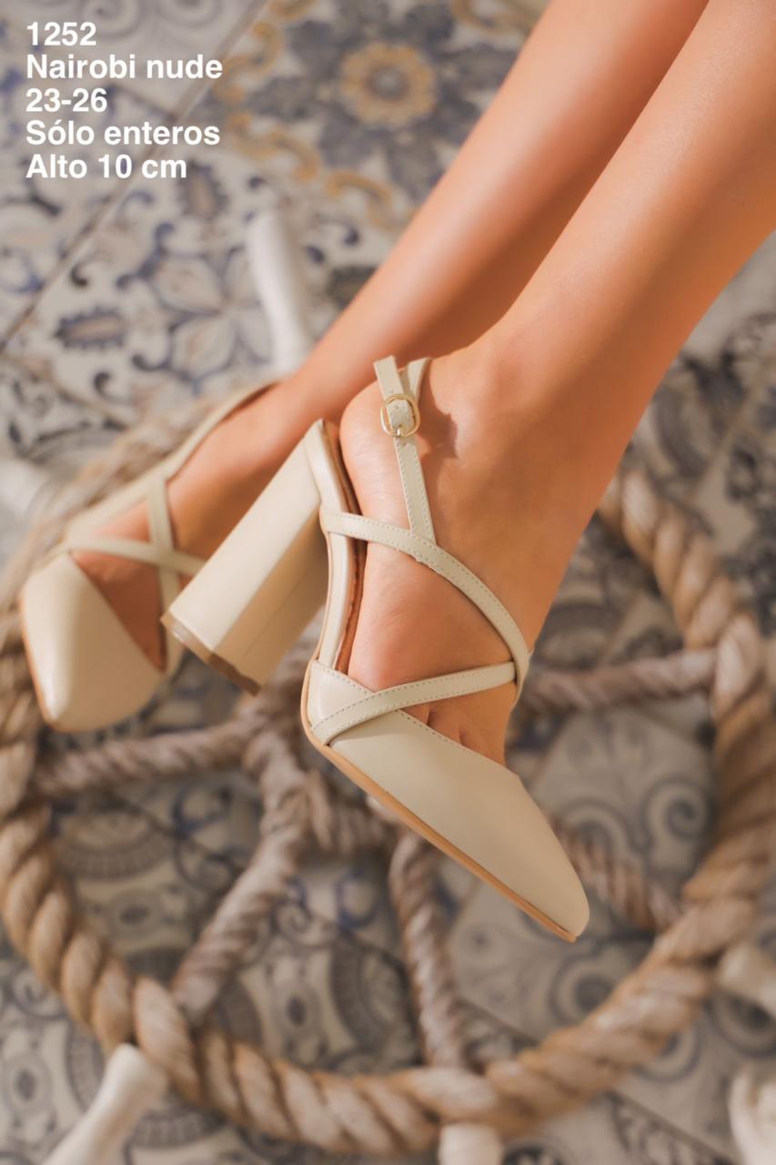 1252 Nairobi Nude